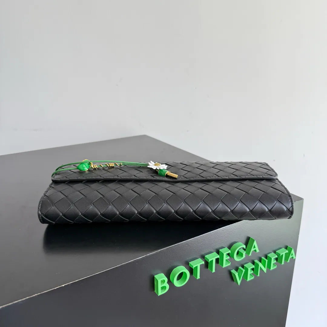 Batch 1720 Bottega Veneta clutch bags are shipping! The carefully crafted latch opening and closing is like a small key, giving us a sense of ritual every time we use this bag. The innovative design this time is to make the latch part into the shape of a small daisy. The originally elegant and restrained style instantly adds some playfulness, and matches with a skirt. Going out for a picnic or admiring the scenery will add to the overall look🌸🌸The heavily crafted daisy is lifelike and full of exquisiteness. The fixed rope is also decorated with a winding golden rope and a small leaf, echoing the daisy. The whole bag looks very coordinated. Style number: 836810 (741511) Size: 31*13*3cm
